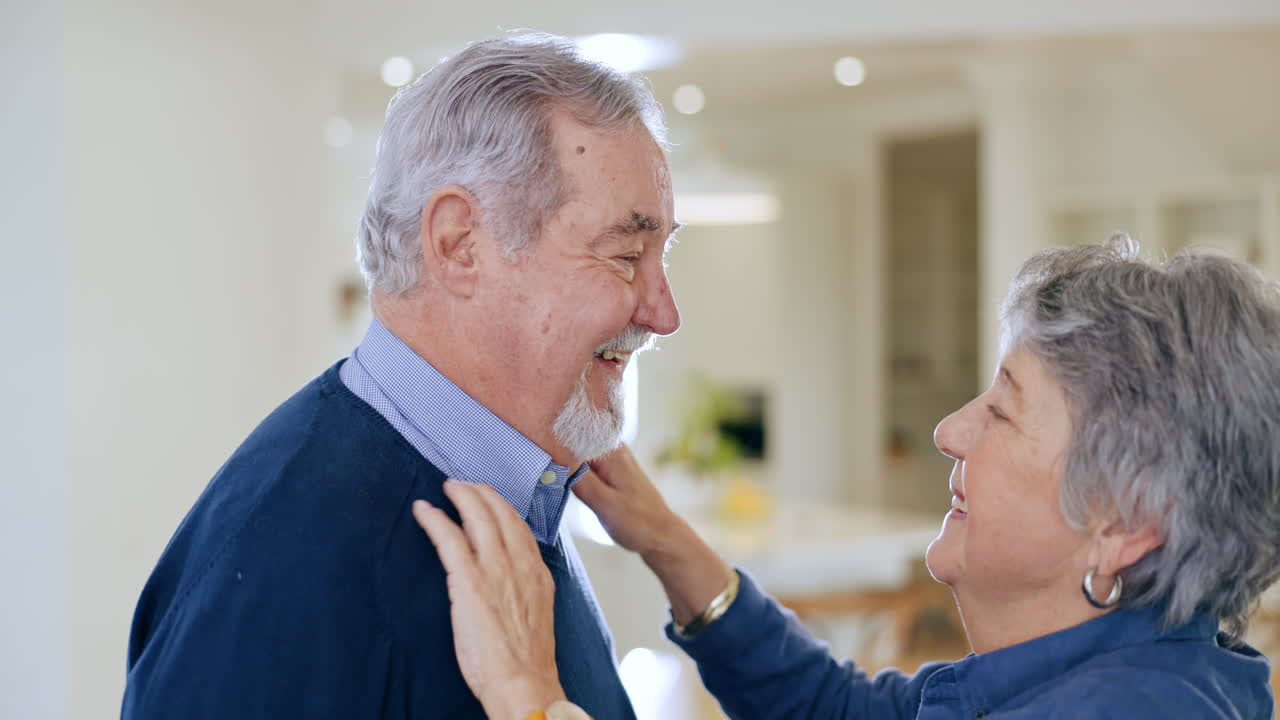 지원을 받는 노인 남녀