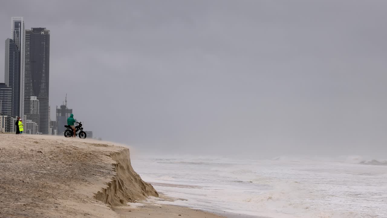 심각한 침식은 사이클론 알프레드 동안 브로드비치를 위협합니다.