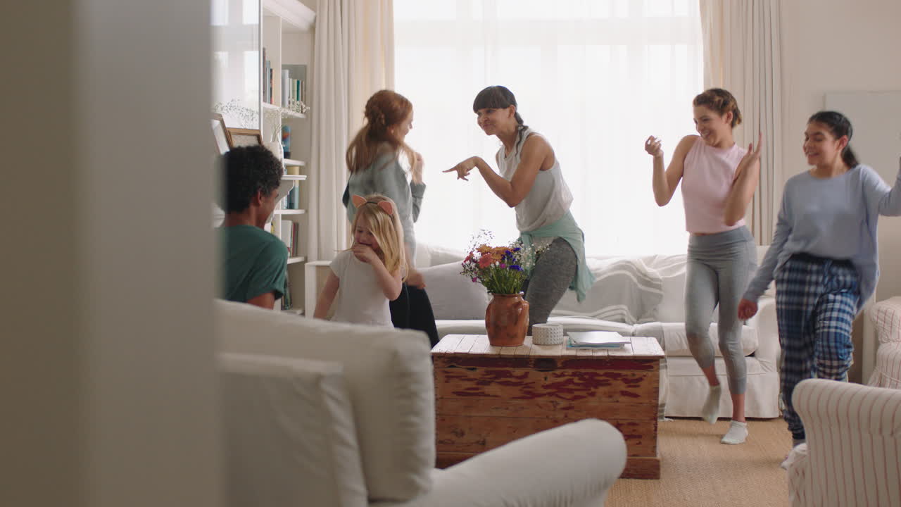 행복한 다민족 가족 집에서 춤을 추고 즐겁게 춤을 즐기고 축하하고 흥미진진한 주말을 함께 파자마를 입고