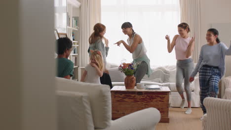 feliz familia multirracial bailando en casa divirtiéndose disfrutando del baile celebrando un emocionante fin de semana juntos usando pijama