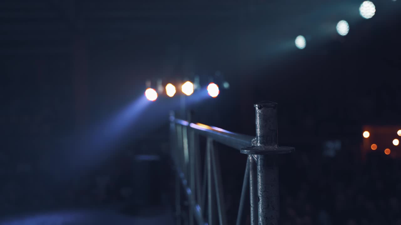 los proyectores ven el escenario en el fondo de la audiencia borrosa.