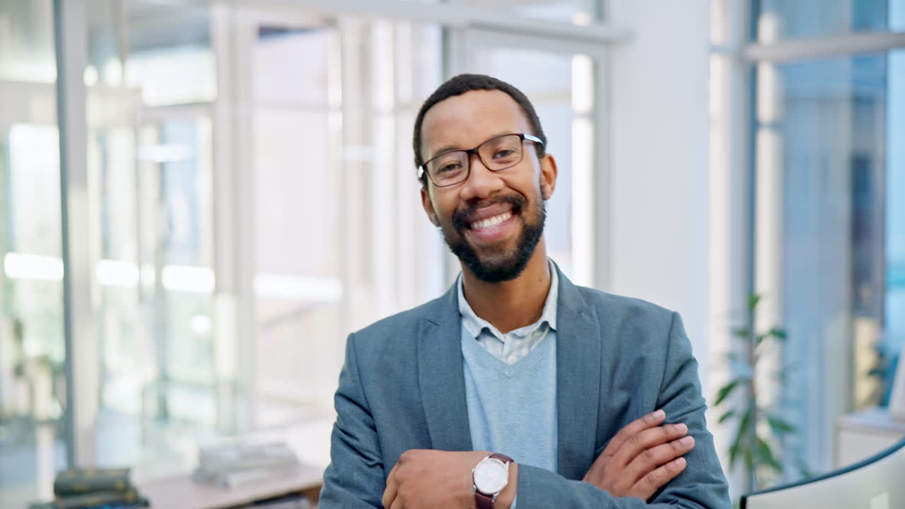 hombre negro, sonrisa y retrato para los negocios