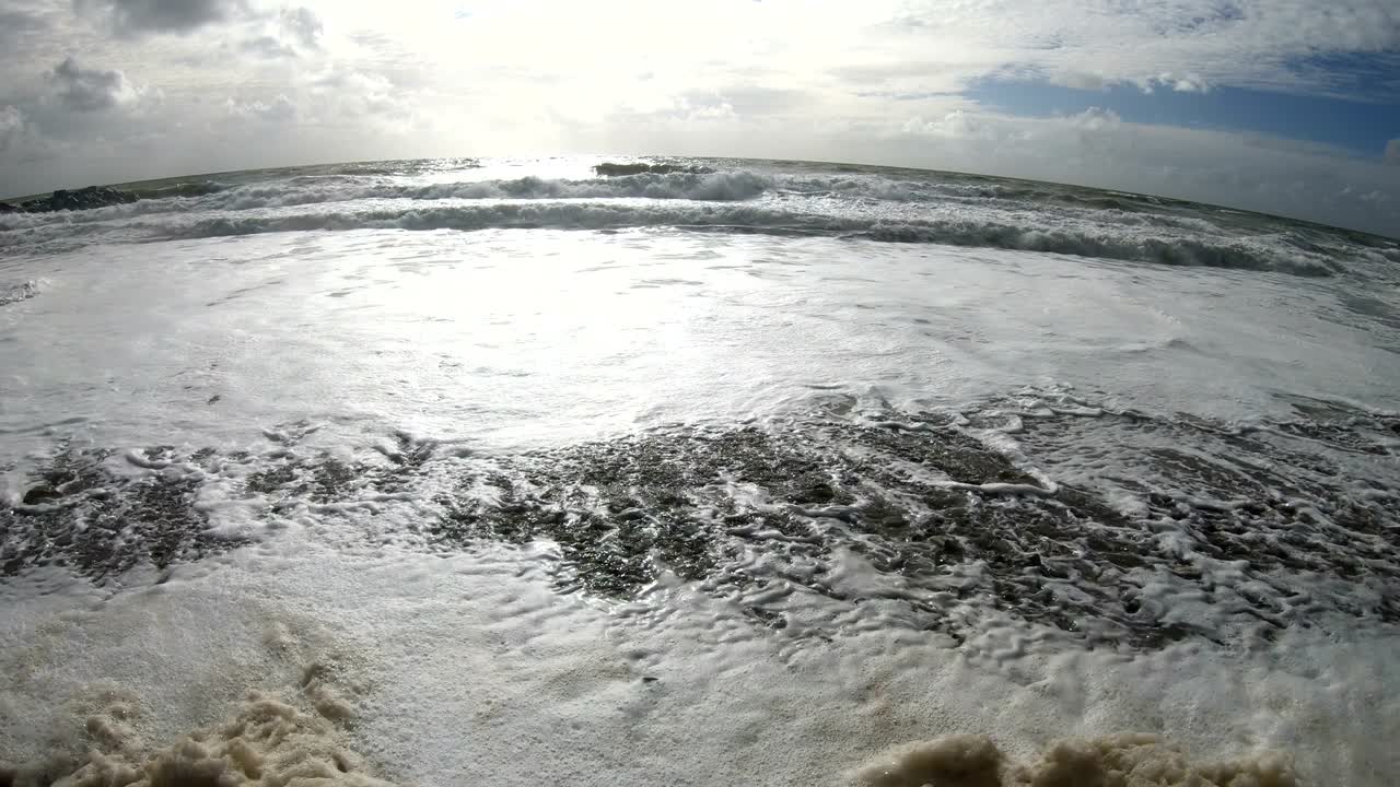 espuma de algas en tormenta en la playa, playa de arena con olas, mar del norte, jutlandia, sondervig, dinamarca, 4k