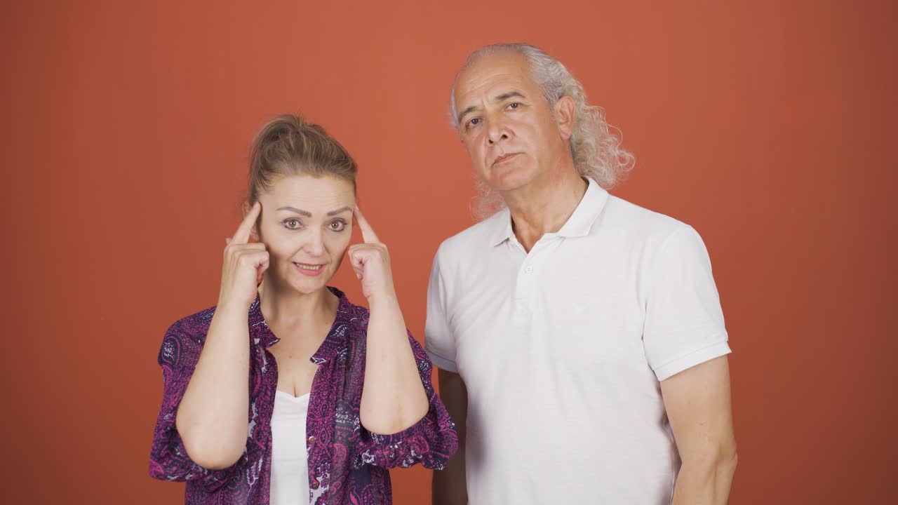 una pareja dando un discurso motivador.
