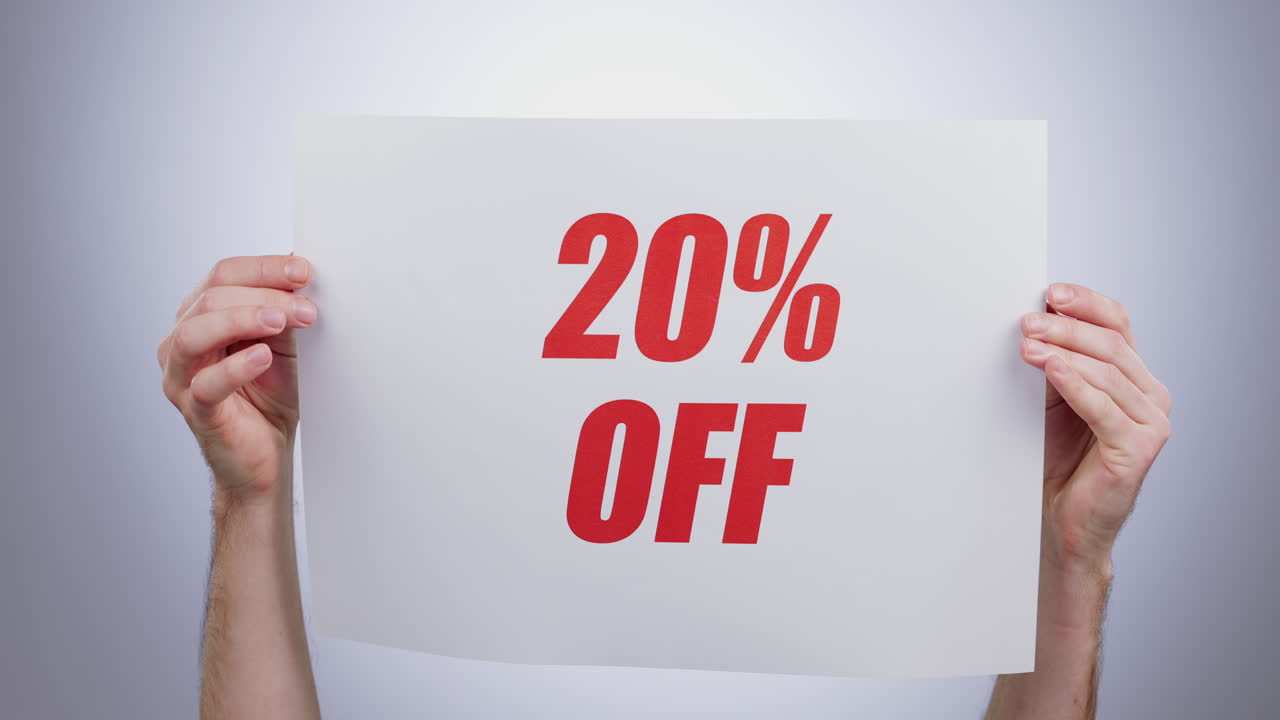 Mani, sconto e cartello promozionale in studio