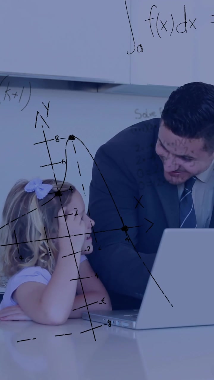 Homem e criança usando laptop na cozinha com animação de equações matemáticas e gráficos.