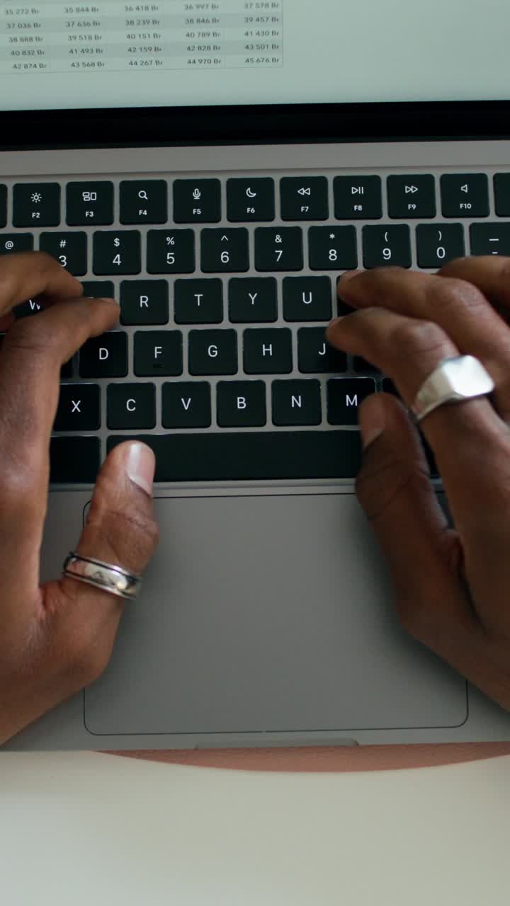 Persona escribiendo en la computadora portátil