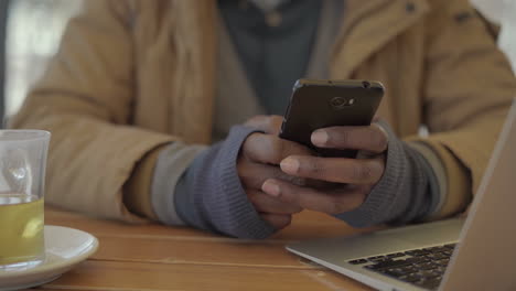 Hombre-Enfocado-Usando-Un-Teléfono-Inteligente-En-La-Cafetería