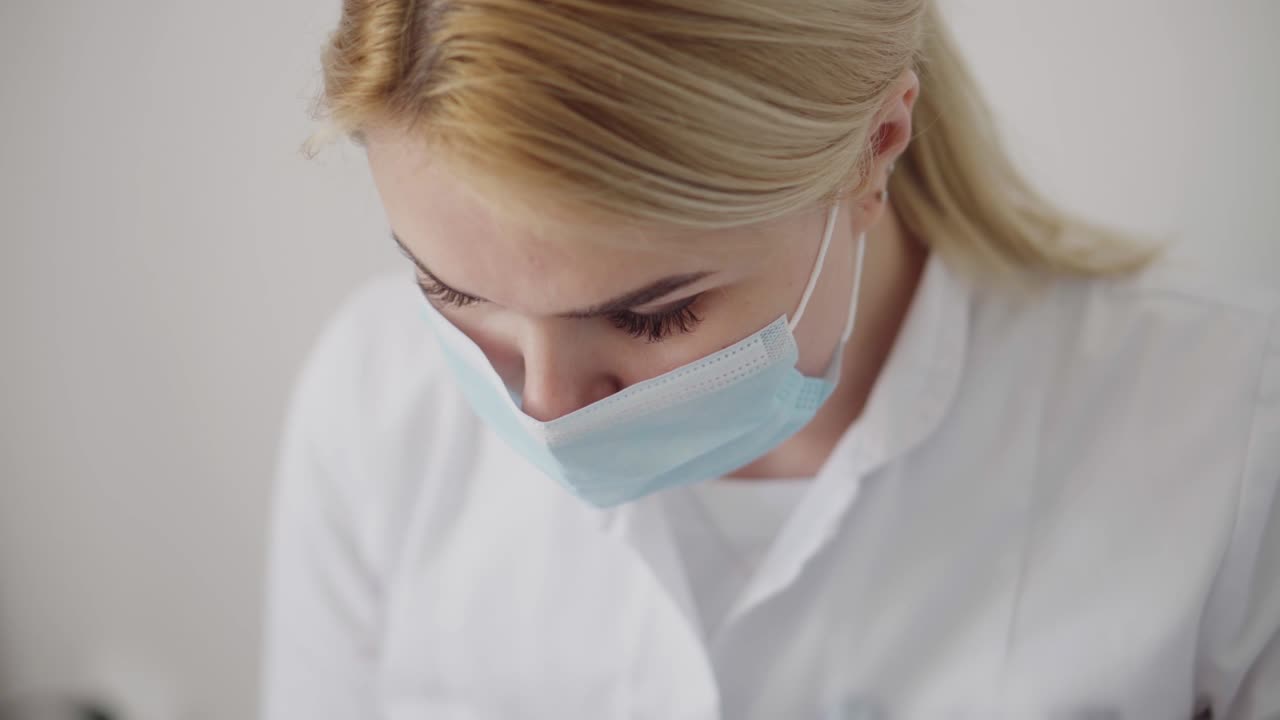 косметолог сглаживает морщины микротоком. аппаратная процедура в косметологии. пилинг, фонофорез, массаж и подтяжка лица в клинике красоты.