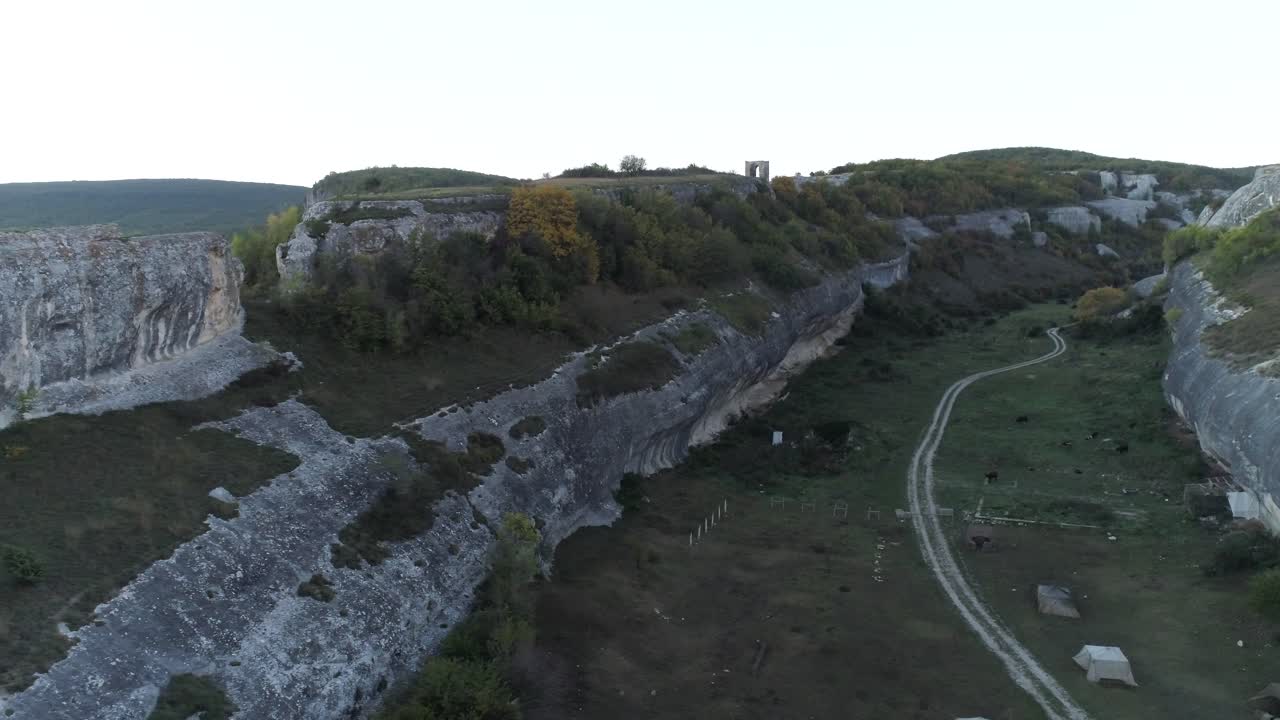 воздушный вид каньона с скалами и холмами