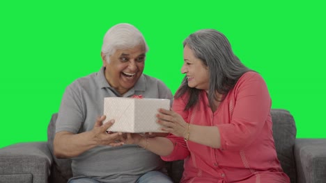 Glückliche-Alte-Indische-Frau-überrascht-Ehemann-Mit-Einem-Geschenk-Greenscreen