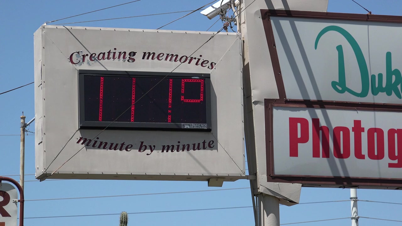 Primo piano di vecchio termometro a Phoenix, Arizona, che segna 111 gradi Fahrenheit