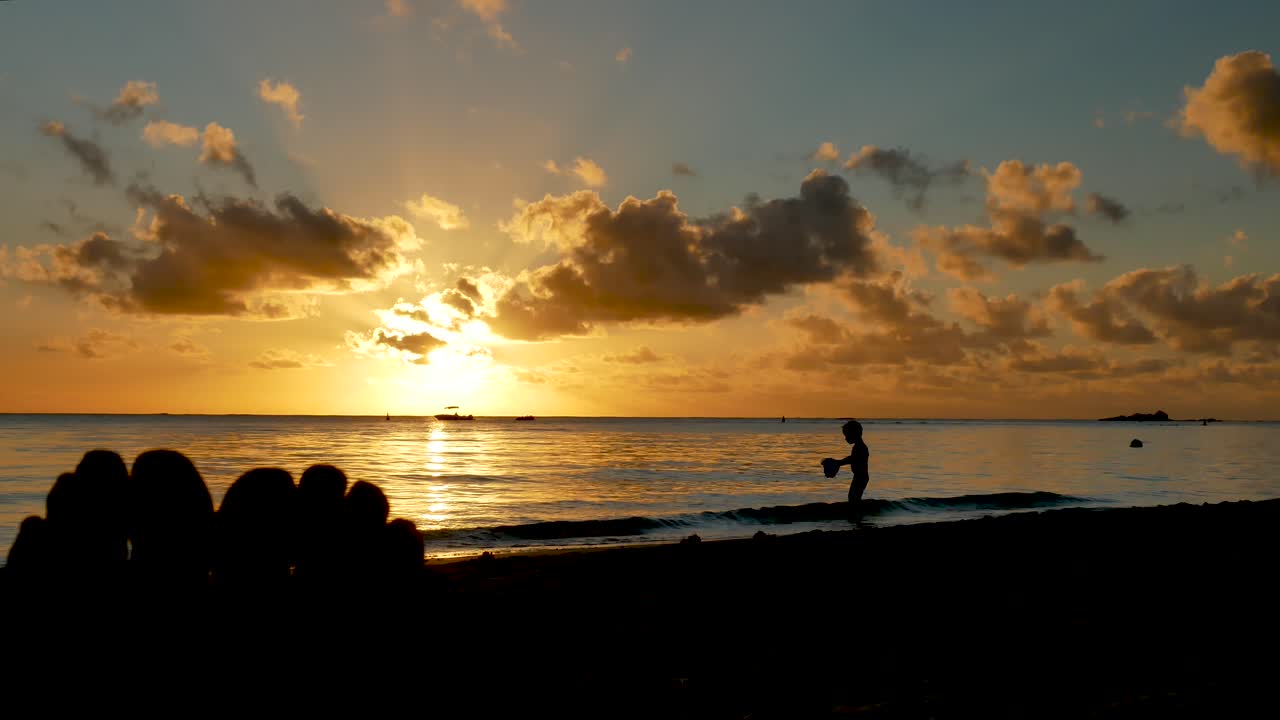 해변에서 일몰의 편안한 장면