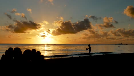 Eine-Entspannende-Szene-Eines-Sonnenuntergangs-Am-Strand