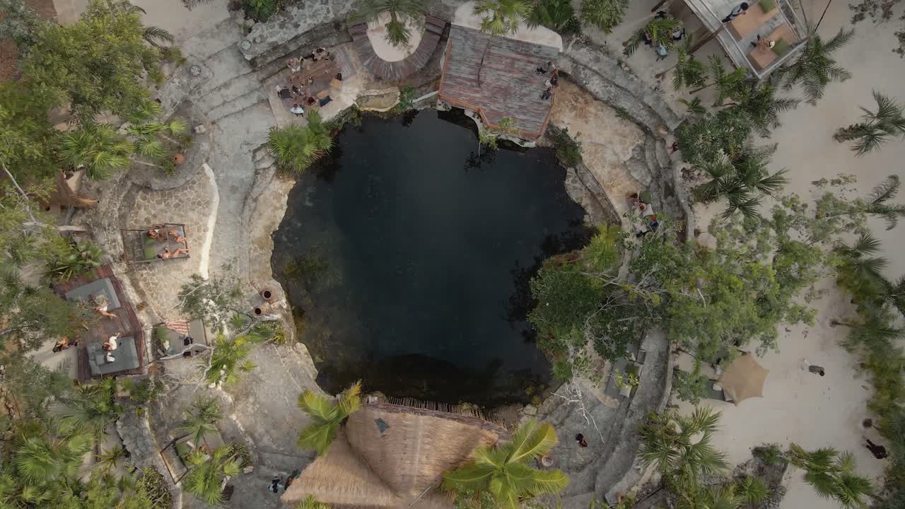 el hotel con una piscina del hotel de vacaciones está alrededor