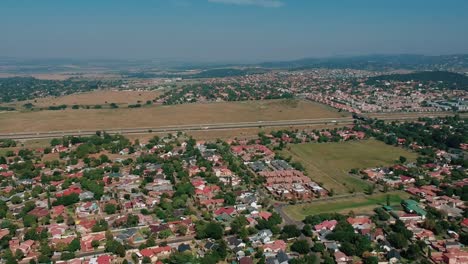 Panorámica-Aérea-Del-Barrio-Y-La-Carretera.