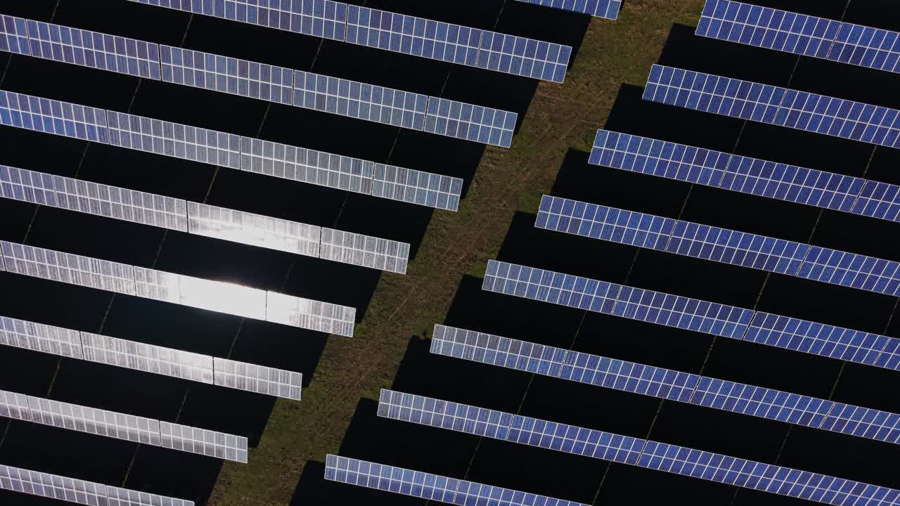 Pannelli solari disposti in file presso un impianto di energia rinnovabile durante il giorno