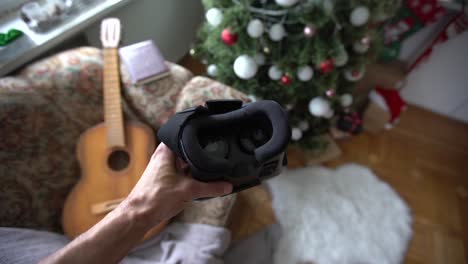 gafas 3d viendo realidad virtual en sombreros cerca del árbol de navidad
