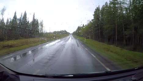 Blick-Aus-Dem-Auto-Bei-Regen-Auf-Nasser-Fahrbahn.-Autofahren-Auf-Einer-Straße-In-Norwegen