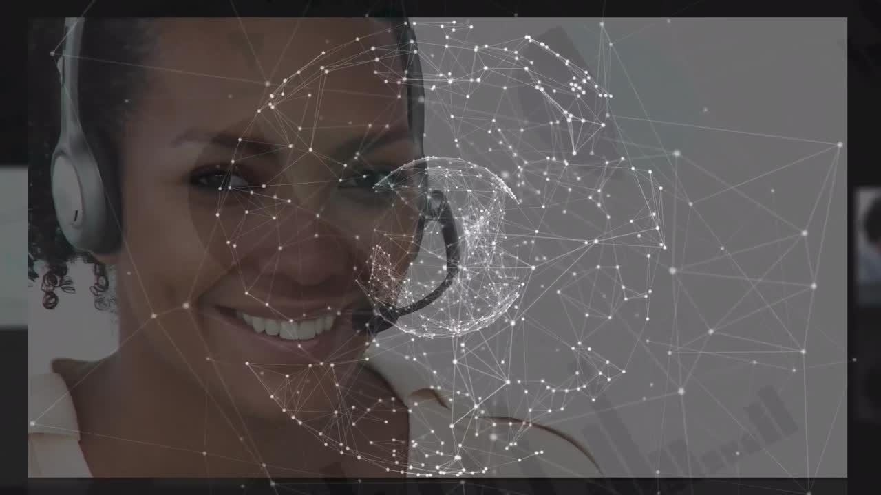 Animazione di elaborazione dati su schermi di diverse persone d'affari