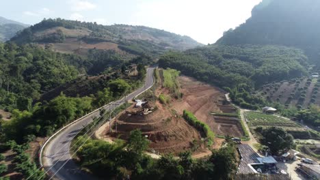 Dolly-En-Toma-Que-Muestra-Un-Montículo-Deforestado-En-El-Norte-De-Tailandia