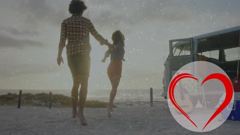 animación del icono del corazón sobre una pareja diversa enamorada corriendo en la playa