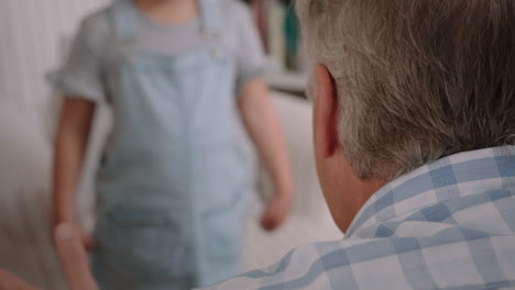 Abuelo-Abrazando-A-Su-Nieta-Niña-Feliz-Abrazando-A-Su-Abuelo-Disfrutando-De-Un-Afectuoso-Abrazo-De-Un-Niño-Compartiendo-Amor-Sosteniendo-Suavemente-A-Su-Abuelo-En-Casa