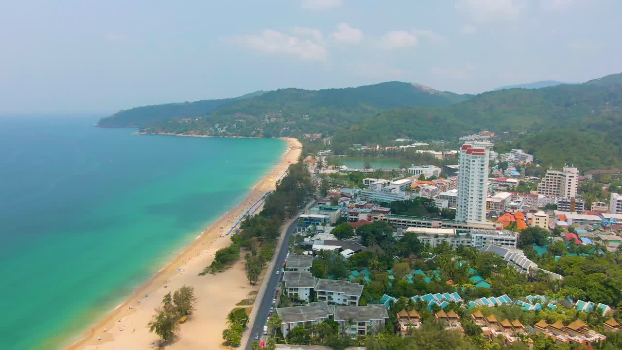 vista aérea de una ciudad turística tropical de playa en tailandia