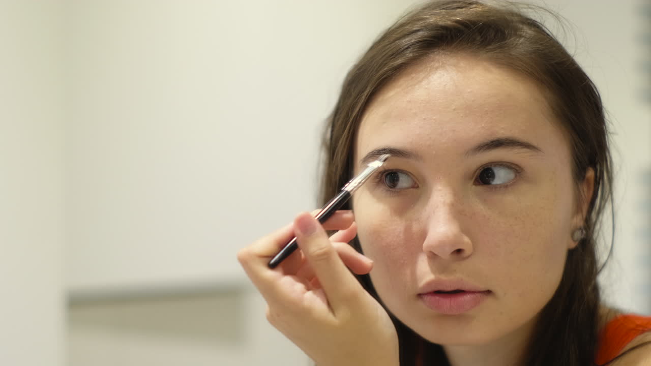 mujer aplicando maquillaje
