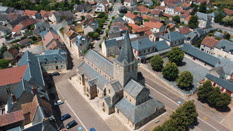 luftansicht eines charmanten europäischen dorfes mit einer historischen kirche