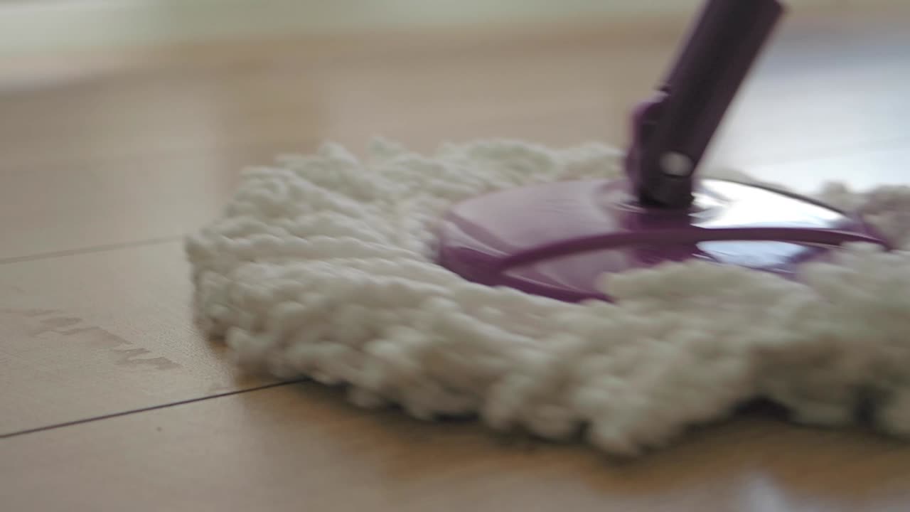 limpiando el suelo con un trapeador