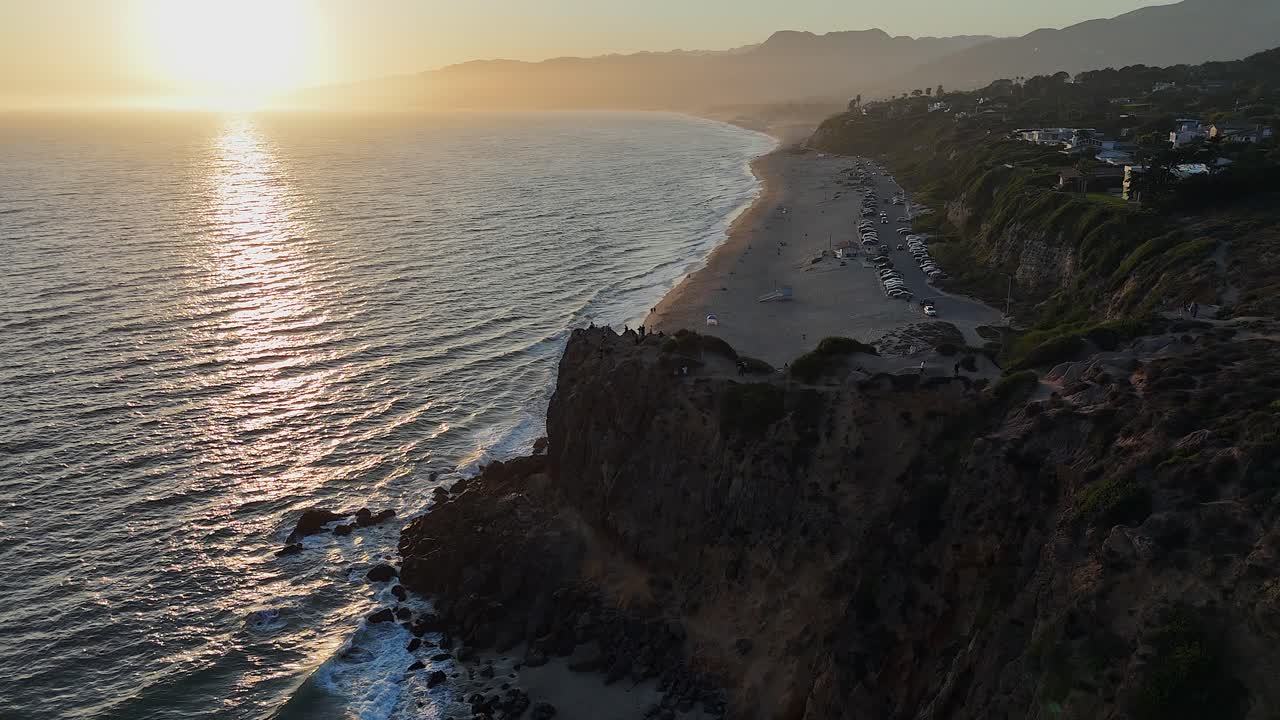 항공상: 캘리포니아 말리부 해변의 황금빛 해가 지는 바가