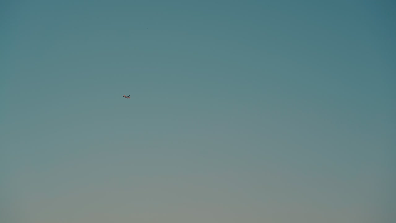 작은 비행기가 가을 저녁에  ⁇ 은 파란 하늘을 날아갑니다.