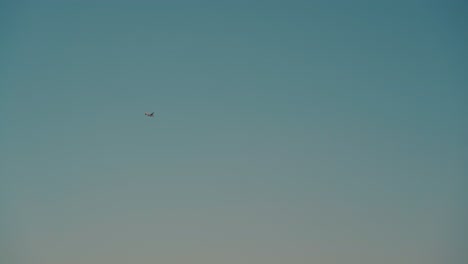 pequeño avión vuela en un cielo azul despejado en la noche de otoño