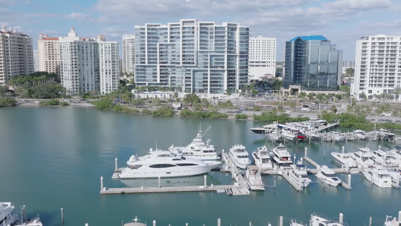 deslizarse hacia un impresionante hotel de sarasota y sobre un puerto deportivo con barcos en un tiro cinematográfico hacia adelante dolly