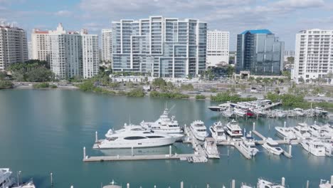 deslizar em direção a um hotel de sarasota impressionante e sobre uma marina com barcos em um tiro de dolly cinematográfico para a frente