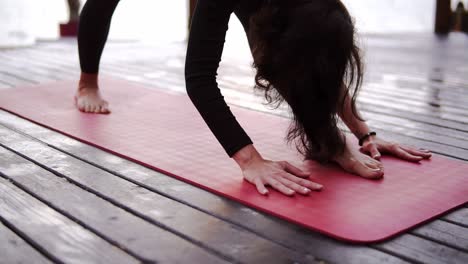 Imágenes-De-Cerca-De-Una-Deportista-Haciendo-Yoga-O-Estirándose-En-Una-Alfombra-Al-Aire-Libre-Inclinando-El-Torso-Hacia-Adelante