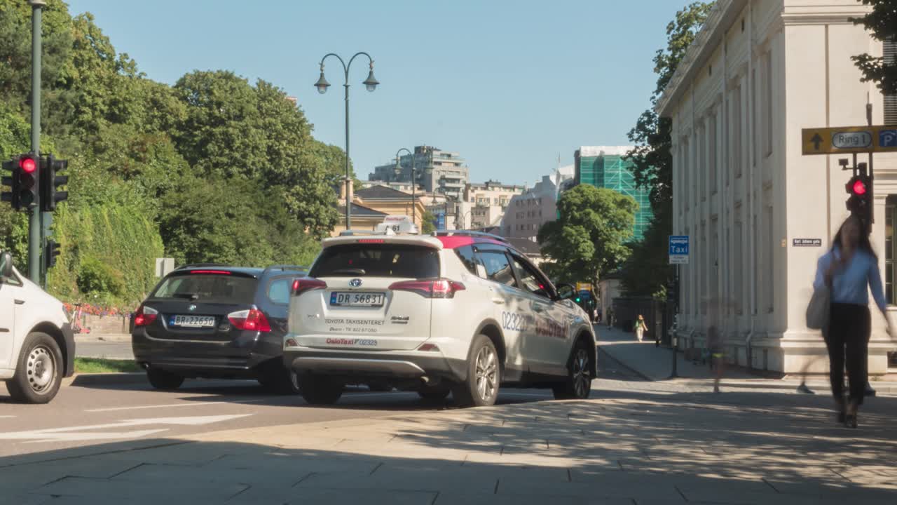 Busy Oslo city streets, pedestrians and cars in city centre, time lapse zoom