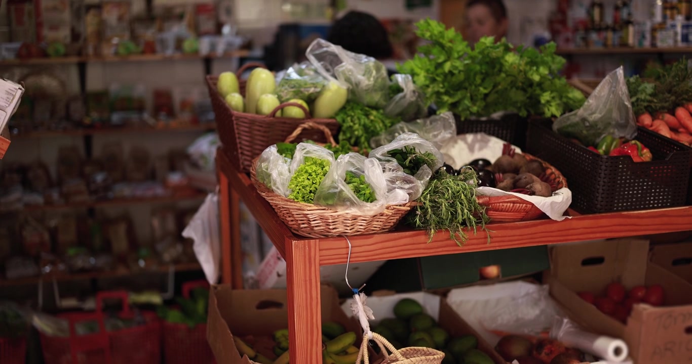 Legumes, verduras e ervas orgânicos frescos expostos em um mercado