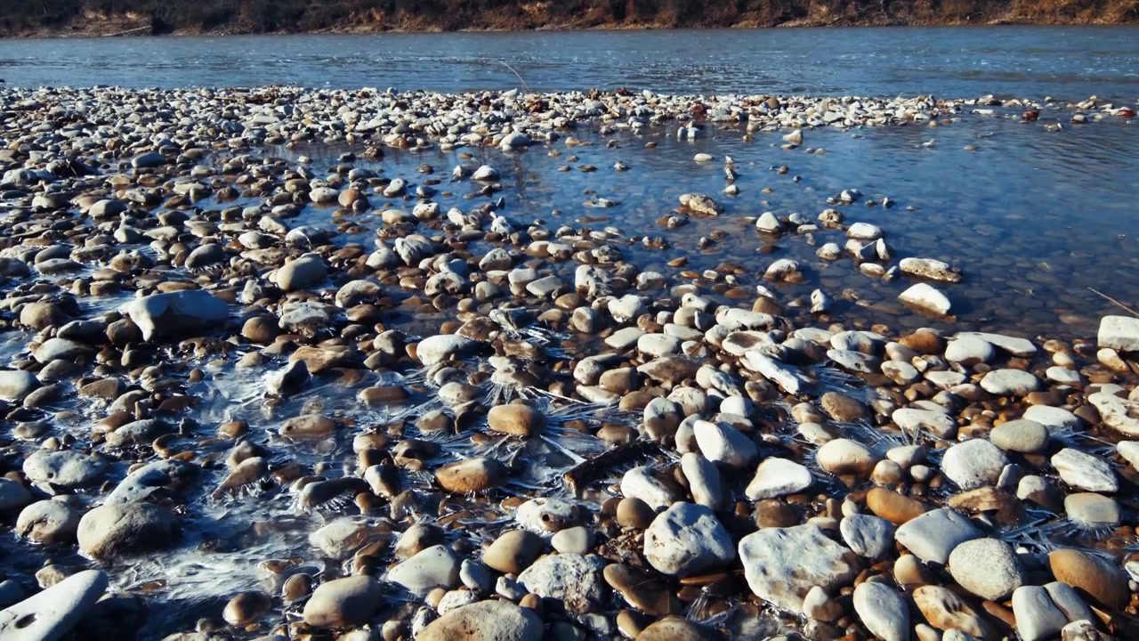 Sponda sassosa di un fiume in inverno.