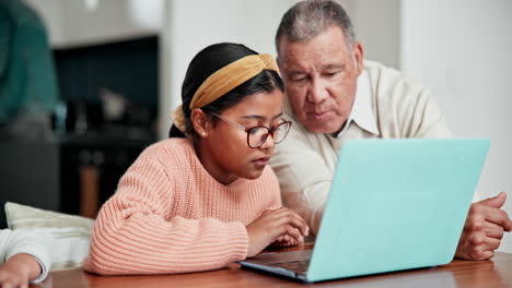 Großeltern,-Reden-Oder-Kind-Per-Laptop