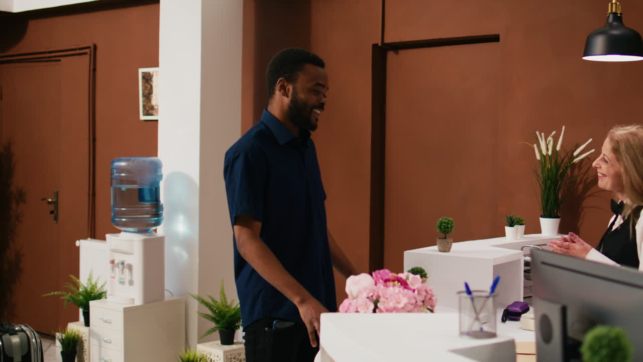 huésped del hotel en la recepción