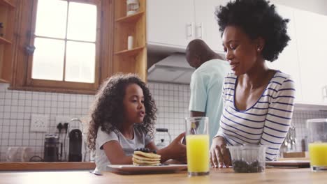 la familia pasa tiempo juntos en casa
