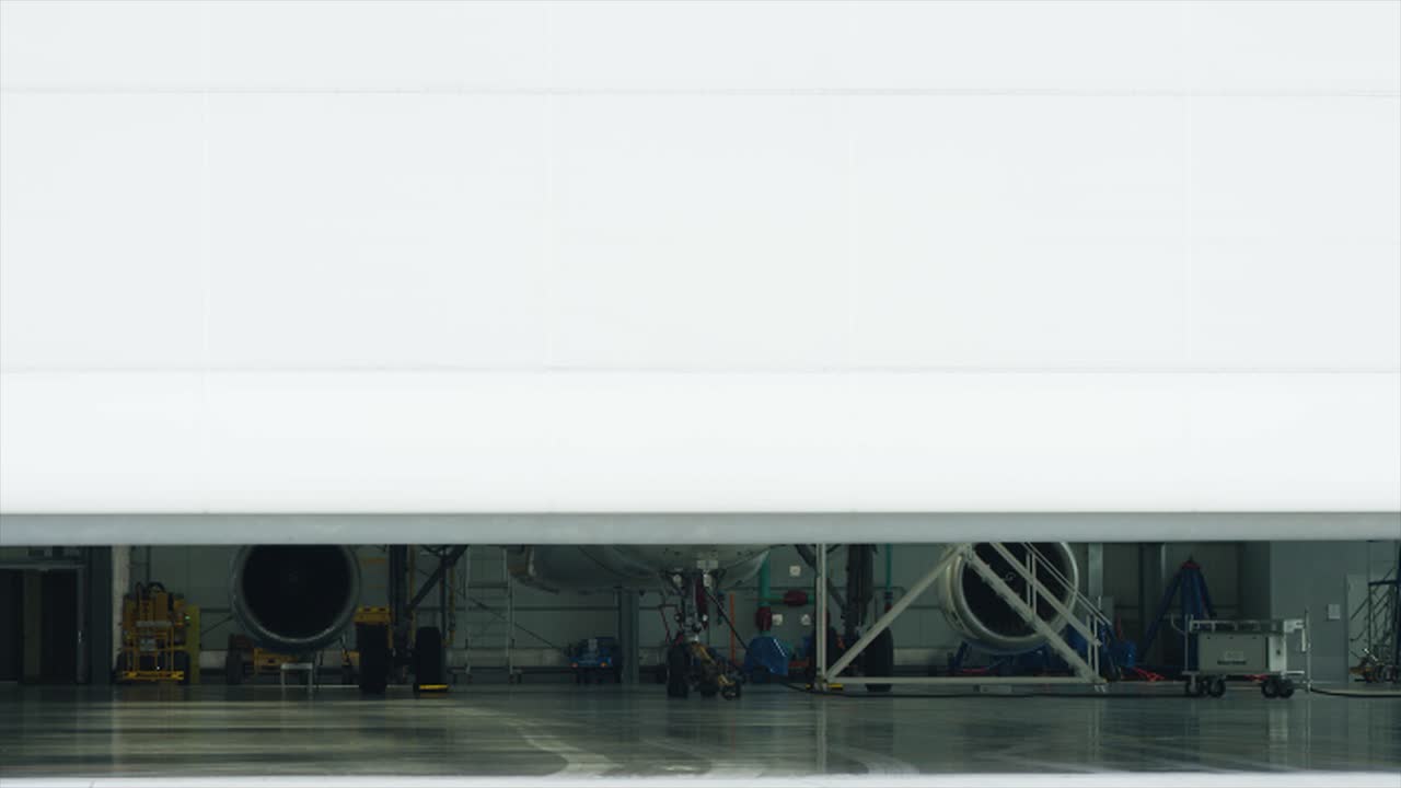 Manutenzione degli aerei in un hangar