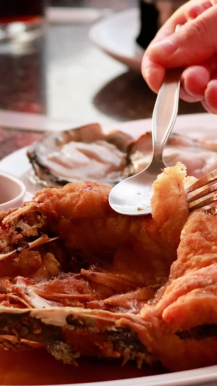 긴 물고기와 향신료로 식사 경험