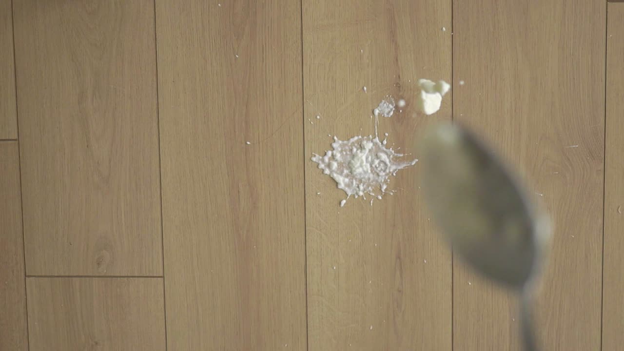 나무 바닥에 뿌려진 크림의 클로즈업