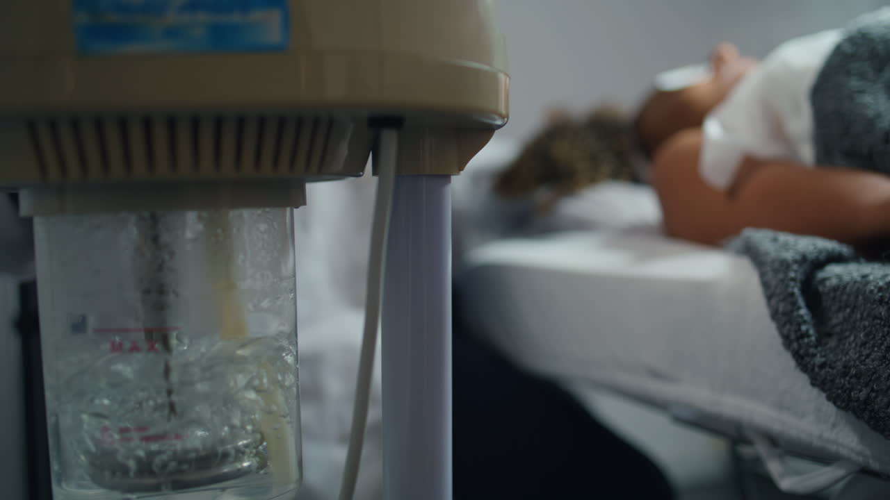 거리는 물을 가진 클로즈업 미용실 장비. 스파 여자가 절차를 즐기고 있습니다.