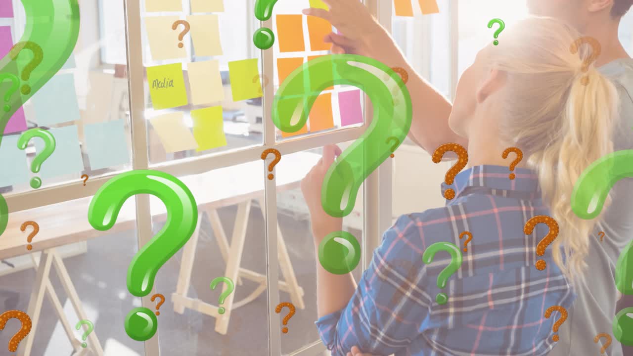 animación de signos de interrogación verdes y rojos sobre personas de negocios mirando notas de memo