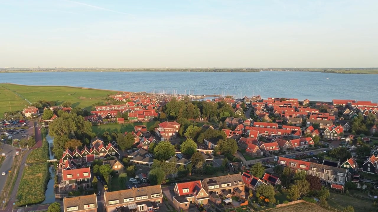 Flygfoto över holländsk by vid kusten vid solnedgången
