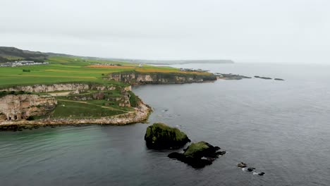 Luftaufnahmen-Der-Nordküste-Irlands-Bei-Der-Carrick-a-Rede-Hängebrücke